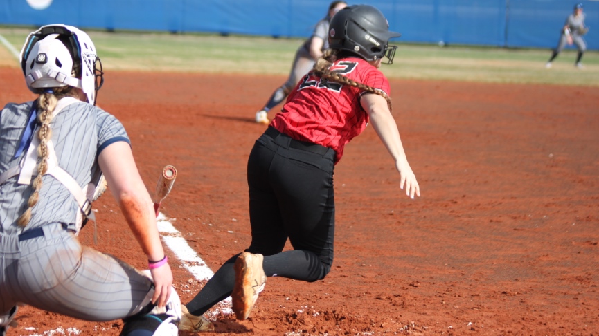 Softball Splits Doubleheader with UMass Dartmouth