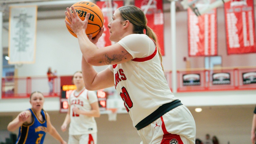 Women's Hoops Holds Off Worcester for 8th Straight Win